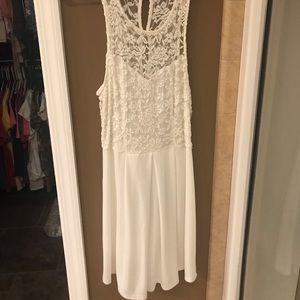 White lace sleeveless short dress.
